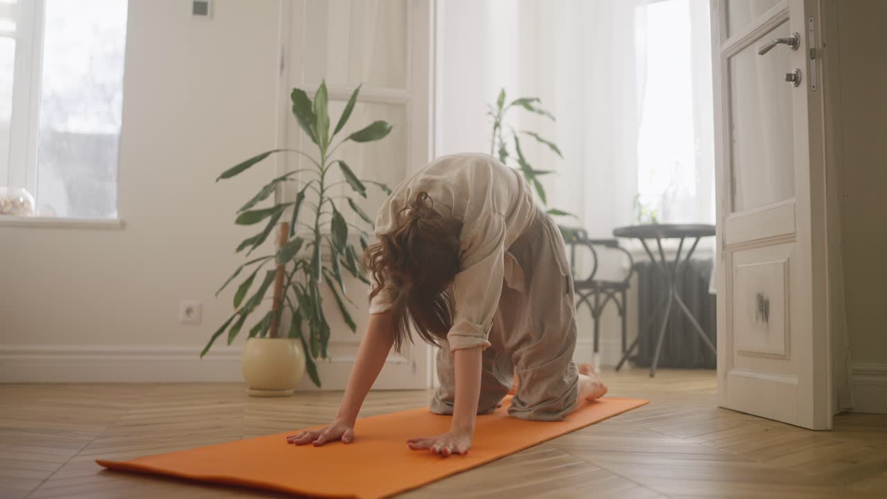 mujer practicando yoga en casa
