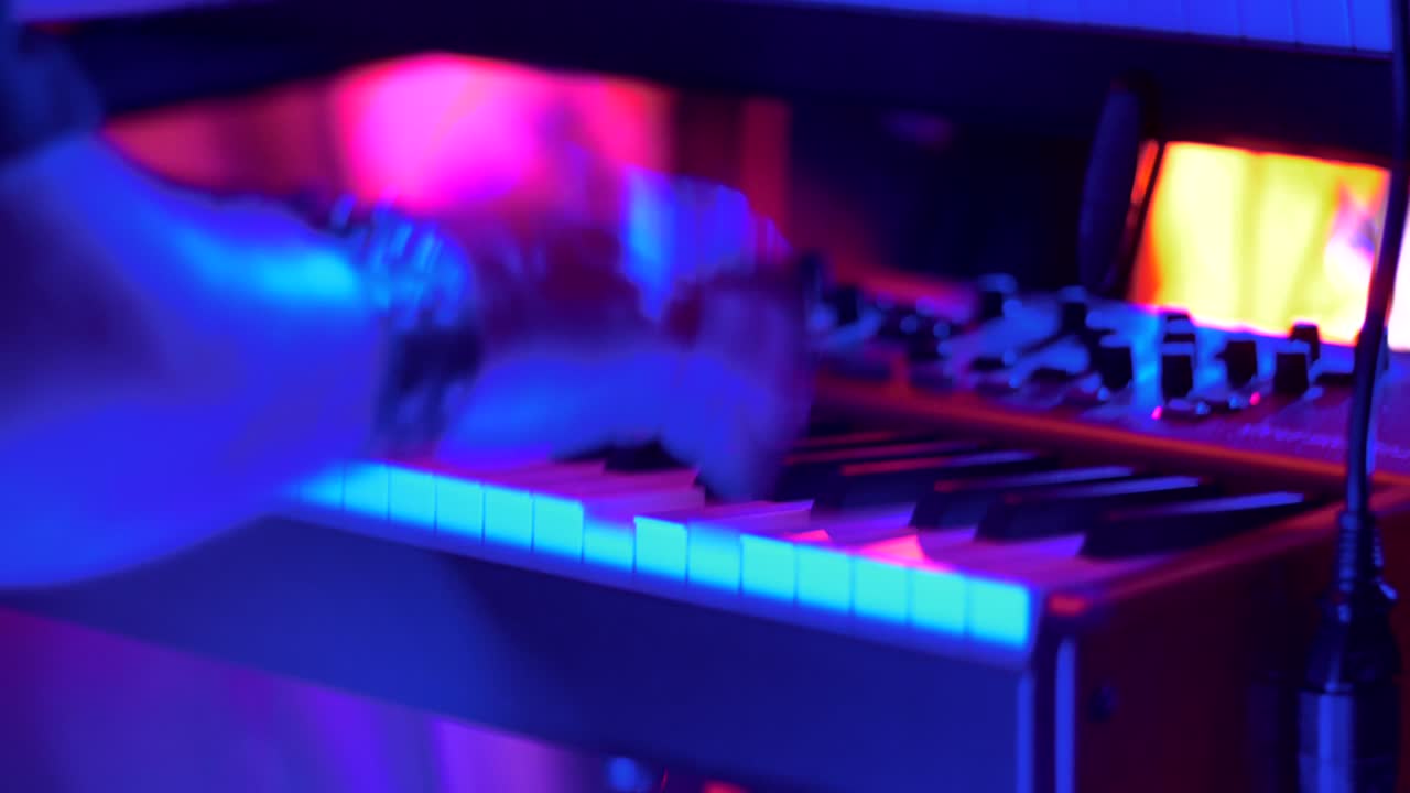 jugador snyth golpeando salvajemente las teclas