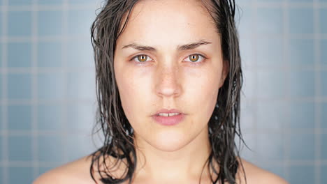 mujer joven sana en el retrato del baño
