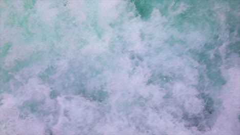 agua de río de montaña con un primer plano en cámara lenta