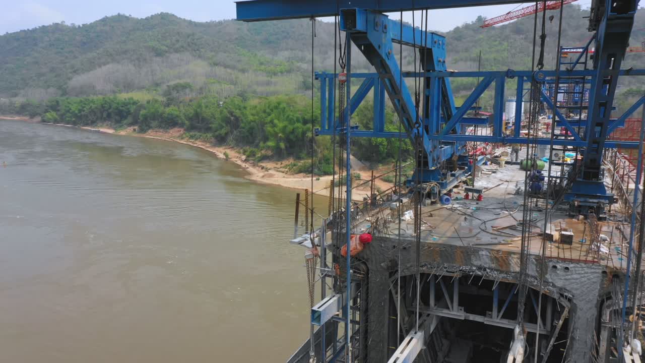 construcción de un puente sobre un río