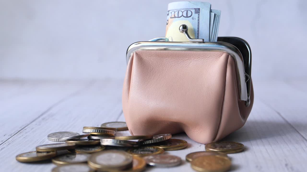 billetera de cuero vintage con dinero y monedas