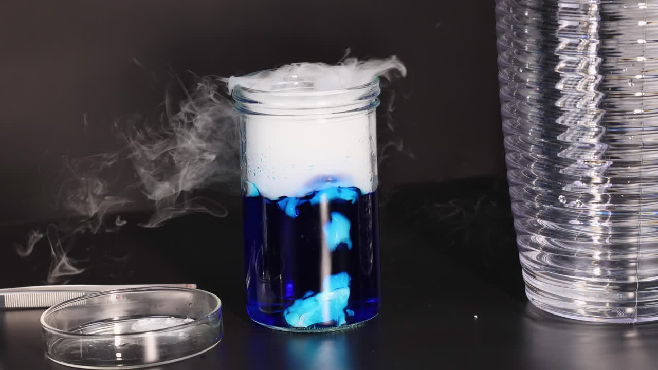 el hielo seco reacciona con el agua, creando humo.