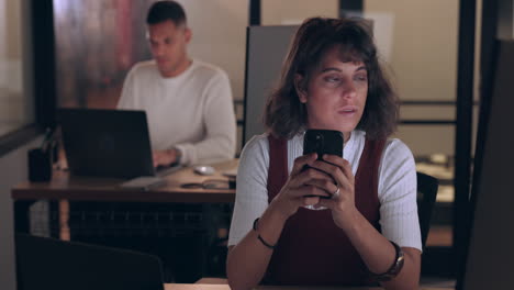 negocio, mujer y cansado con el teléfono inteligente