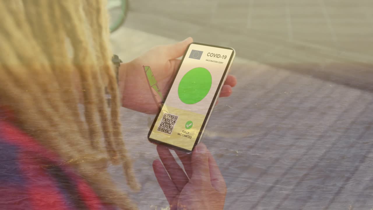 animación de una mujer con un teléfono inteligente con pasaporte de vacunación contra la covid-19 sobre windsurf