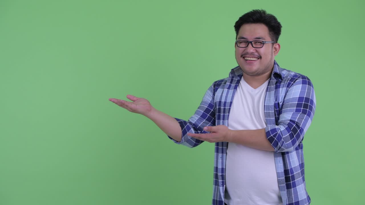 joven, guapo y con sobrepeso, hombre hipster asiático