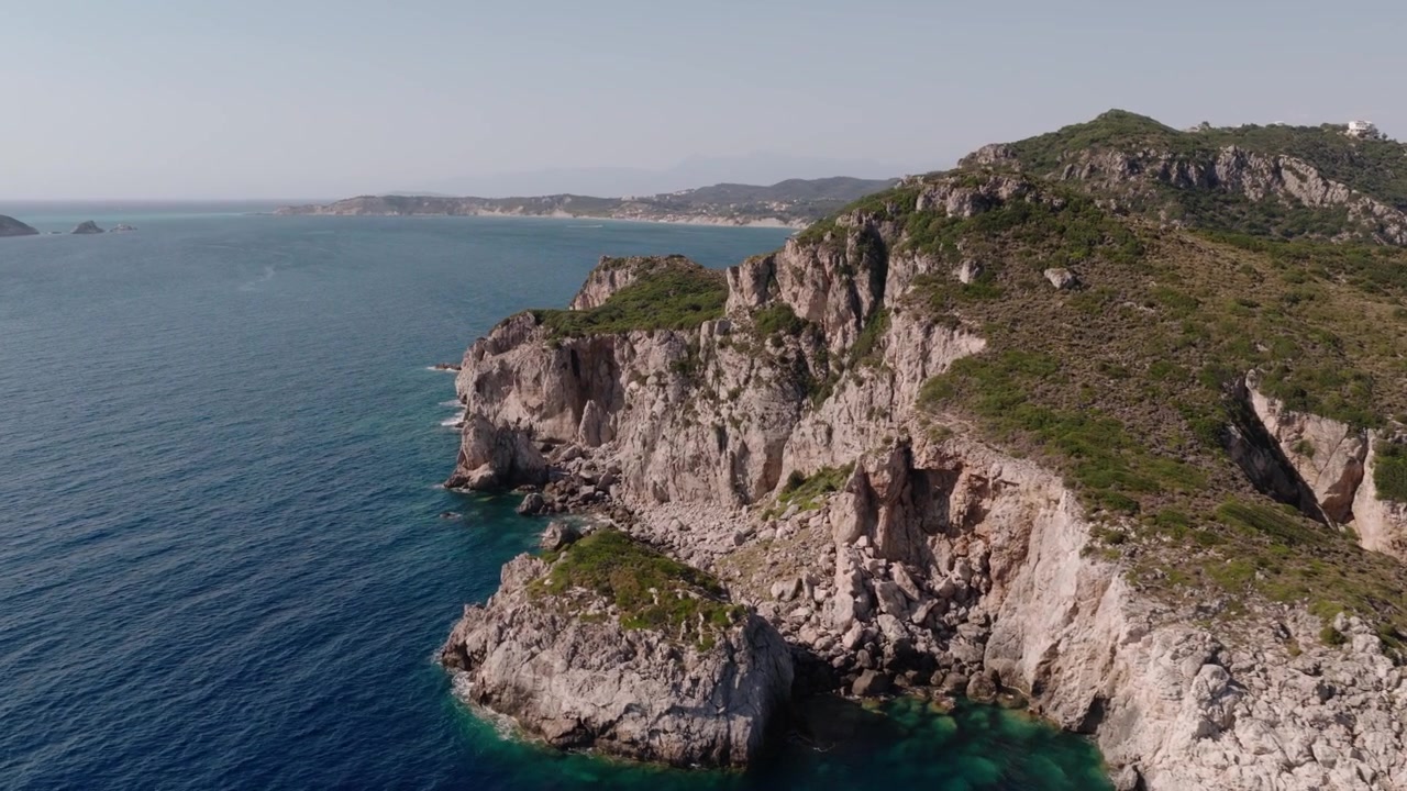 Sorvolo di drone oltre le spettacolari scogliere calcaree a picco sul mare di Porto Timoni.