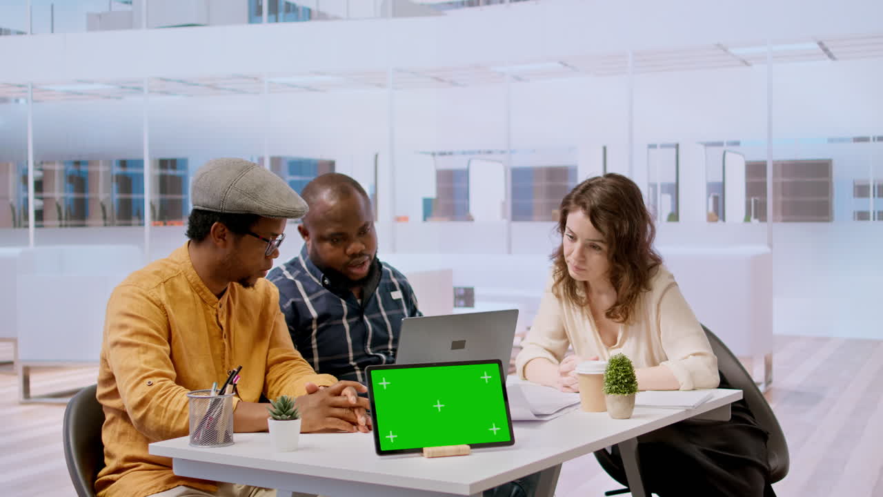 clientes negociando con un agente de bienes raíces al lado de un espacio de copia aislado en la tableta