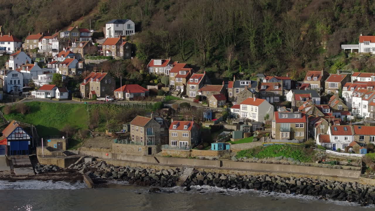 Ripresa aerea ravvicinata del lungomare del villaggio costiero di Runswick Bay, Regno Unito