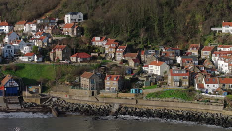 fotografía aérea de cerca de la bahía de runswick, aldea costera frente al mar, reino unido