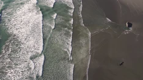 Wellen-Krachen-Am-Sandstrand-Mit-Fliegenden-Möwen,-Drohne-4k,-Brookings,-Oregon