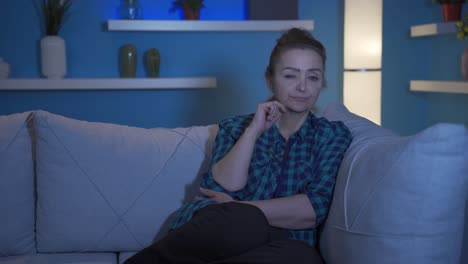 retrato de una mujer triste por la noche en casa.