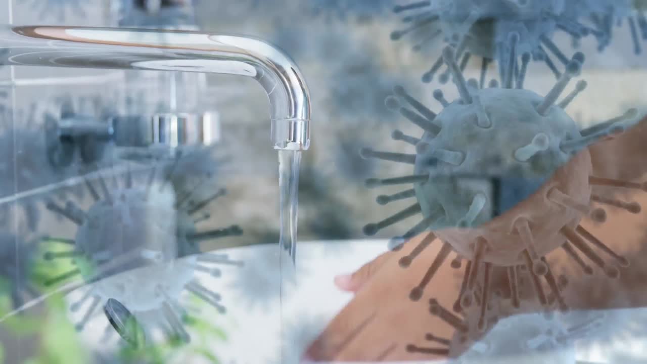 animación de células de macro coronavirus covid-19 que se extienden por una raza mixta hombre lavándose las manos