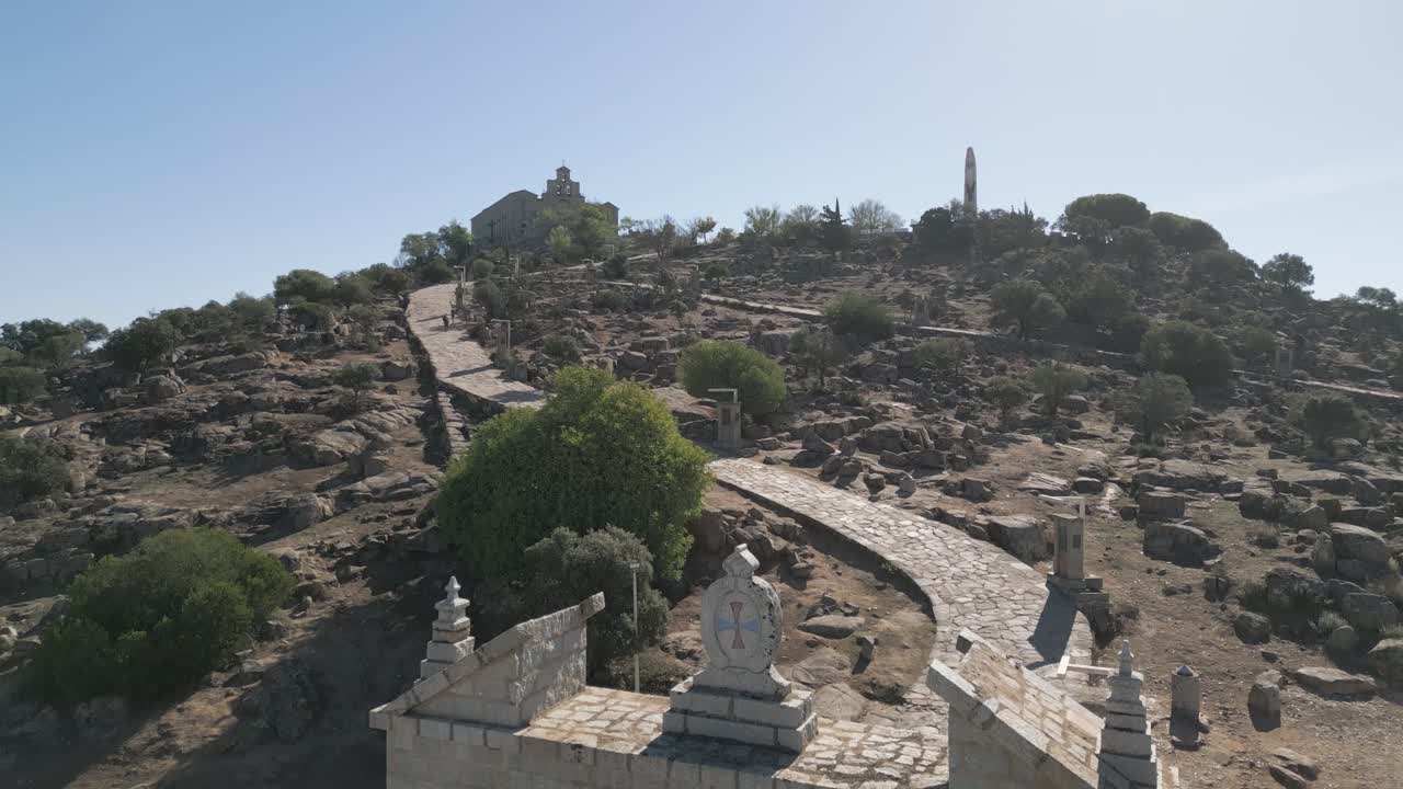 돌로 된 아치 입구는 스페인 언덕 꼭대기 바실리카로 이어집니다.