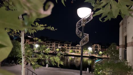 una noche tranquila con las hojas soplando en la suave brisa en la época navideña en claisebrook cove, east perth