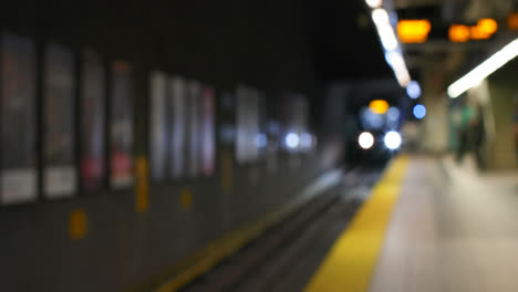 pasajeros borrosos esperando el tren en la plataforma del metro 4k