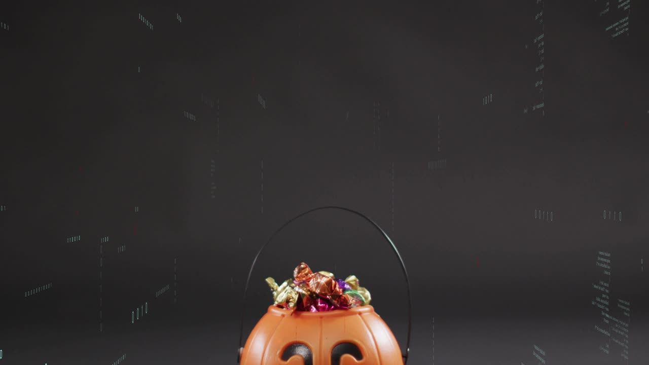 Con flussi binari che appaiono, un secchiello di zucca pieno di caramelle che fluttua attraverso il codice, evocando un Halloween tecnologico