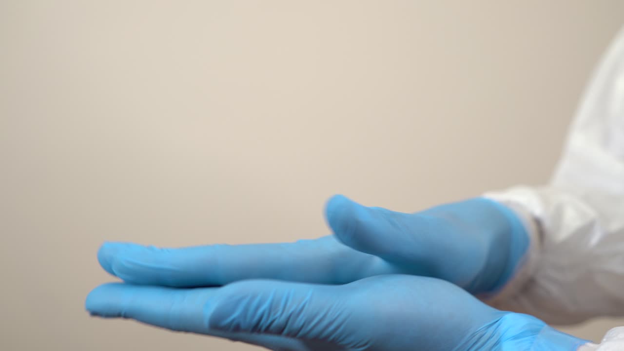 médico de ppe que pone gel desinfectante para manos