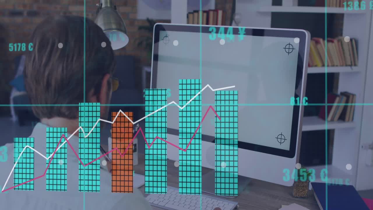 animación del procesamiento de datos financieros sobre un empresario caucásico utilizando una computadora con espacio de copia