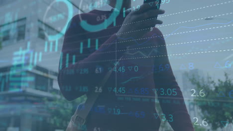 animación del procesamiento de datos financieros sobre un empresario afroamericano que usa un teléfono inteligente