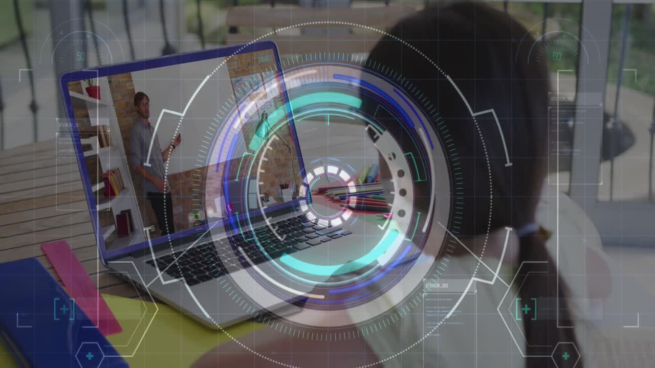 animación de escáner redondo y procesamiento de datos sobre la vista trasera de una niña haciendo una videollamada en una computadora portátil