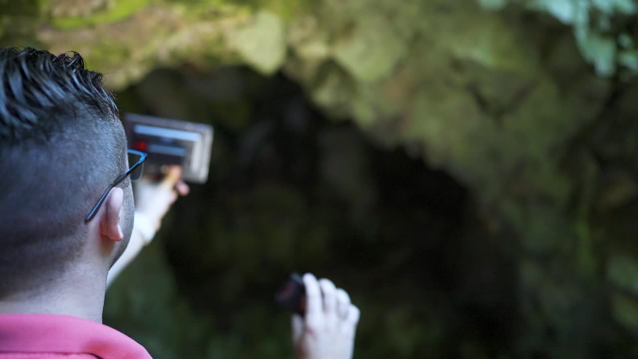 불가리아의 strandzha 산의 숲에 위치한 여신 bastet의 무덤의 위치에서 동굴 앞에서 촬영 된 녹음 장치로 몇 가지 주변 소리를 녹음합니다.