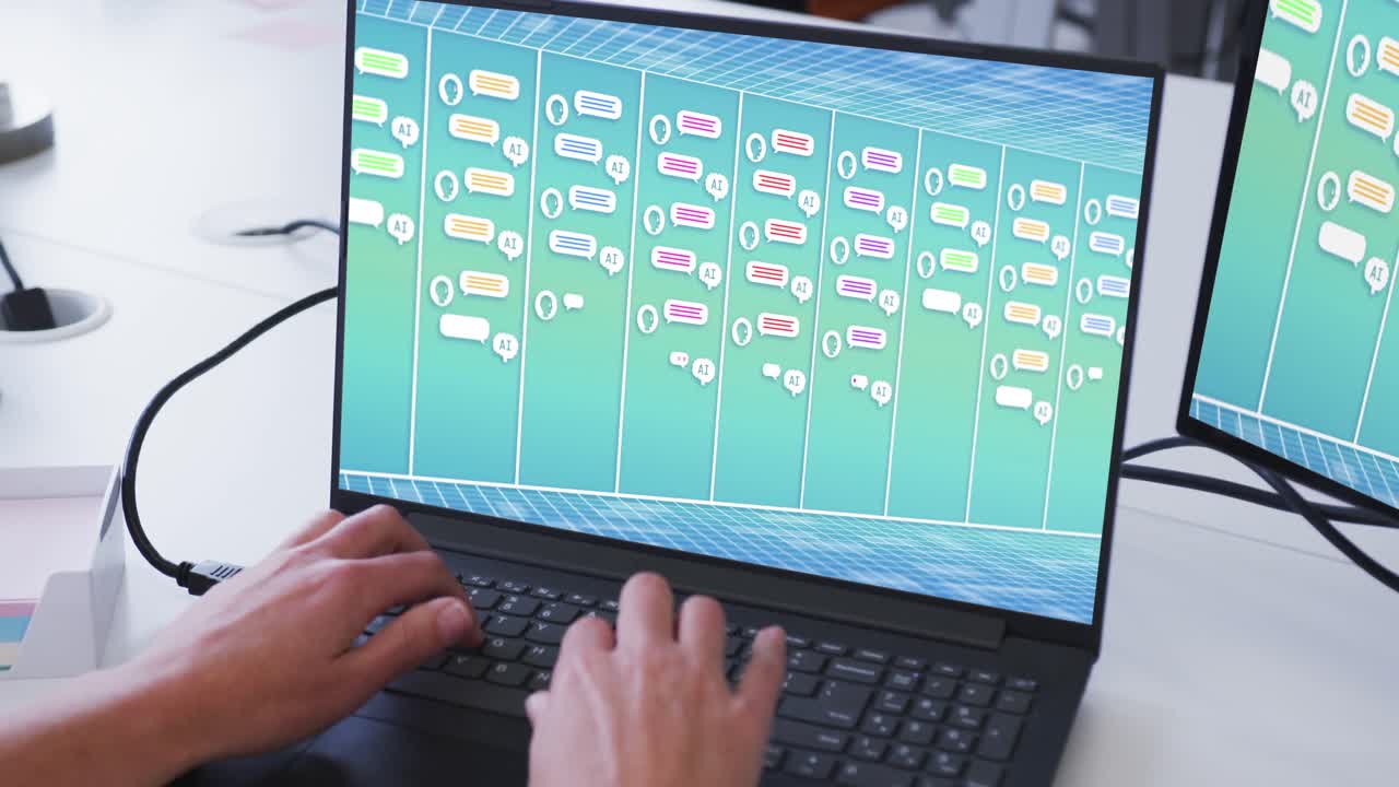 composición de las manos de un hombre biracial usando una computadora portátil con un chat en la pantalla