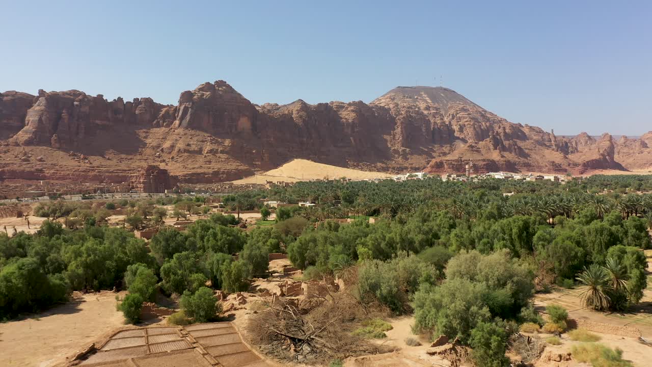 fotografía aérea de una hermosa formación rocosa en el corazón del desierto de al aura, arabia saudita.