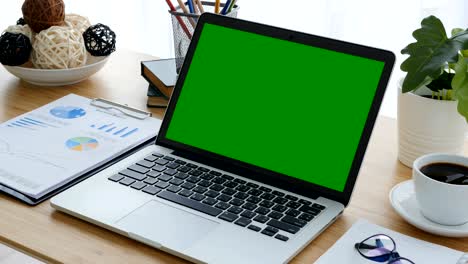4k : a laptop computer with a key green screen set on work office table.