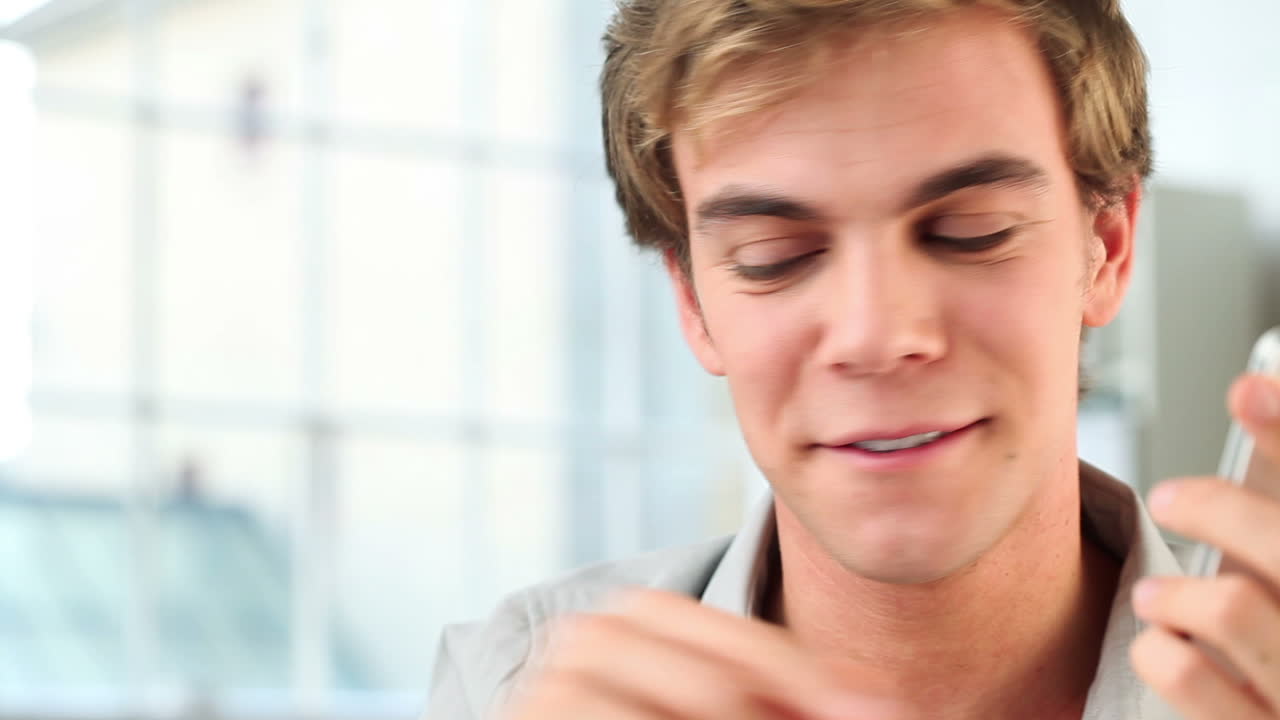 비디오 메시징 남자가 이야기하고 있습니다.