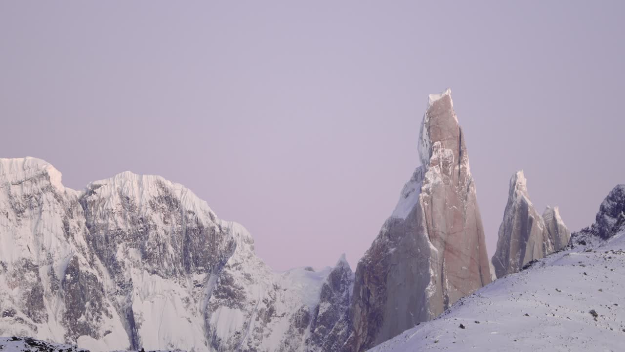 아르헨티나 파타고니아 의 파스텔색 하늘 을 배경 으로 새벽 에 눈 인 세로 토레 봉우리