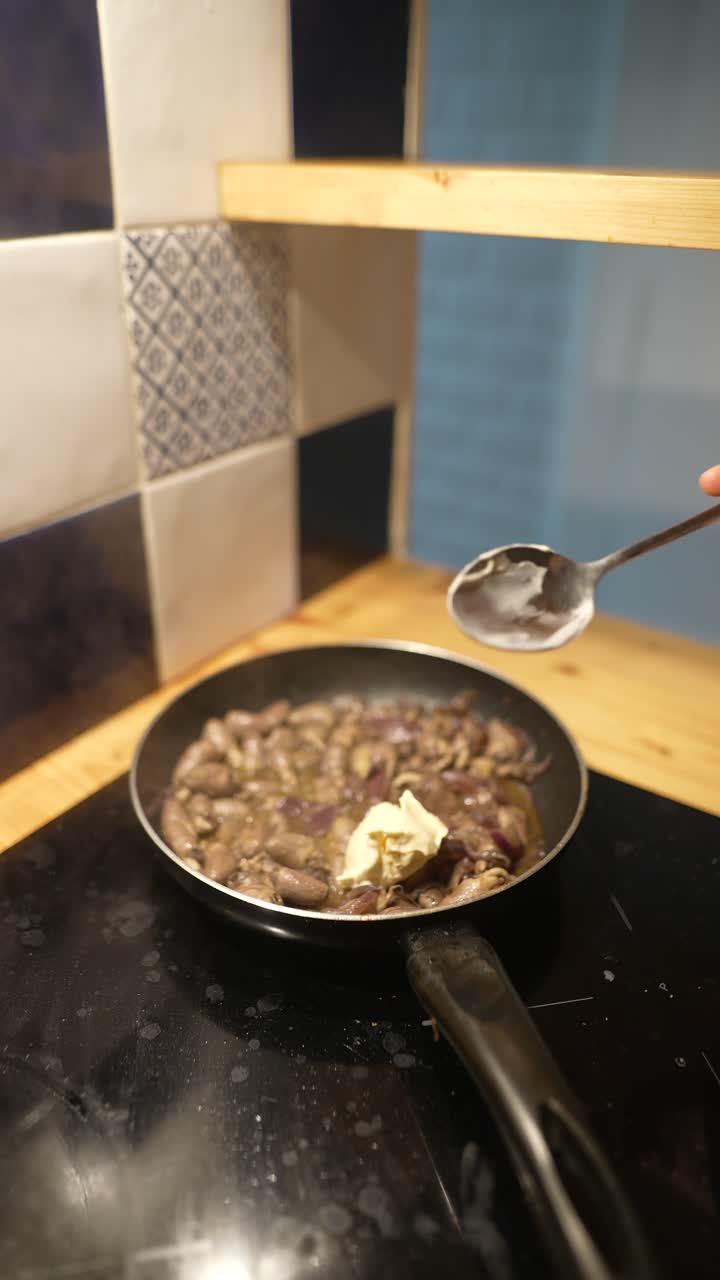 cocinar el corazón con mantequilla y cebollas