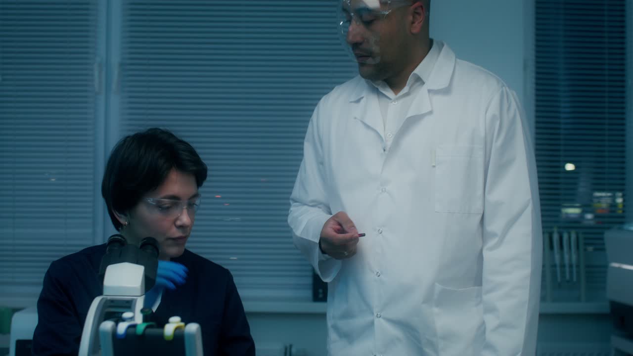 científicos que examinan muestras en un entorno de laboratorio