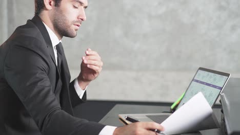 el joven empresario había comprobado el informe después de haberlo recibido de su personal.
