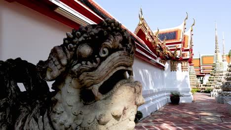 pagodas y esculturas en wat pho, bangkok, tailandia