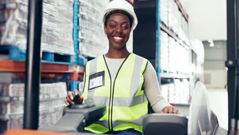 Almacén,-Lugar-De-Trabajo-Y-Mujer-Sonríen-En-Carretilla-Elevadora