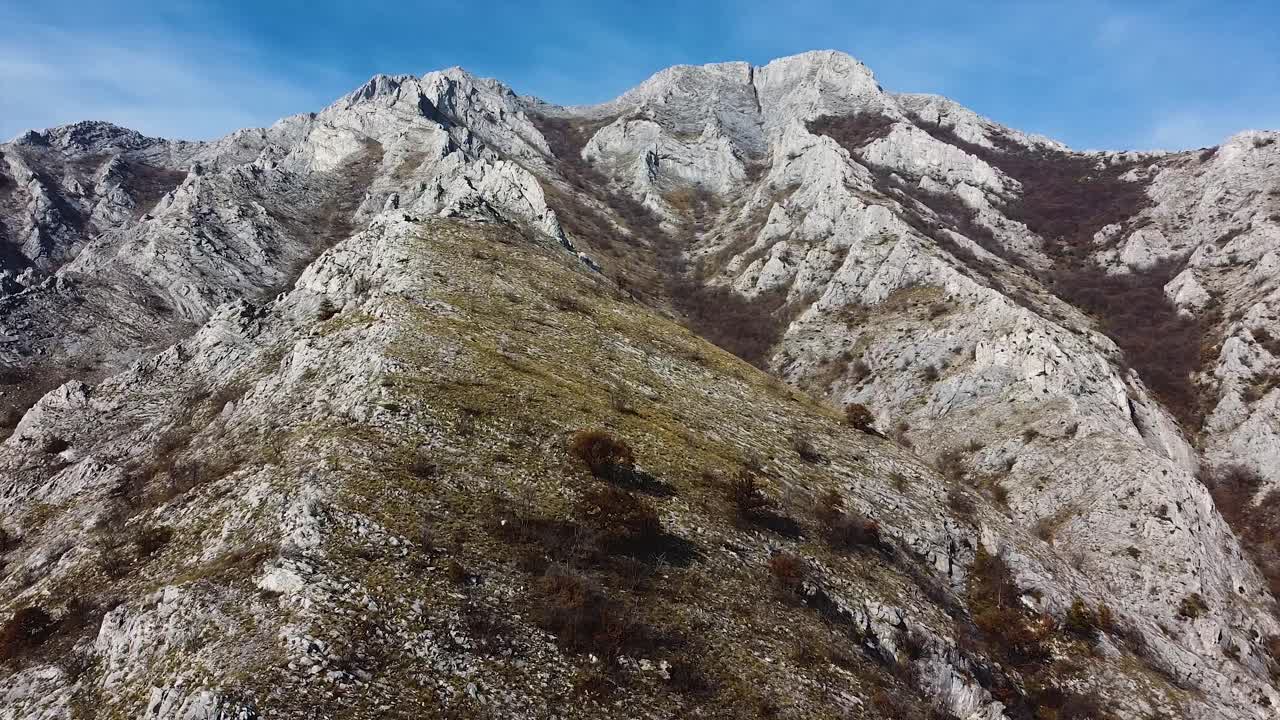 pico de montaña en un día soleado disparo de drone