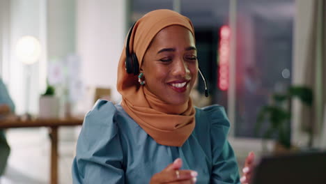 Muslim-customer-service-woman