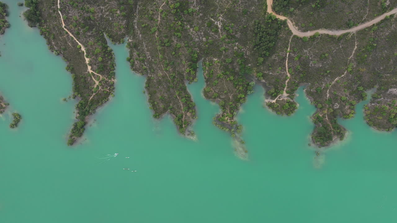 fija una toma aérea sobre el lago saint cassien con el entrenamiento de los equipos de remo.
