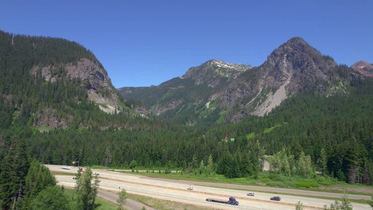 Vista aerea di un'autostrada attraverso le montagne
