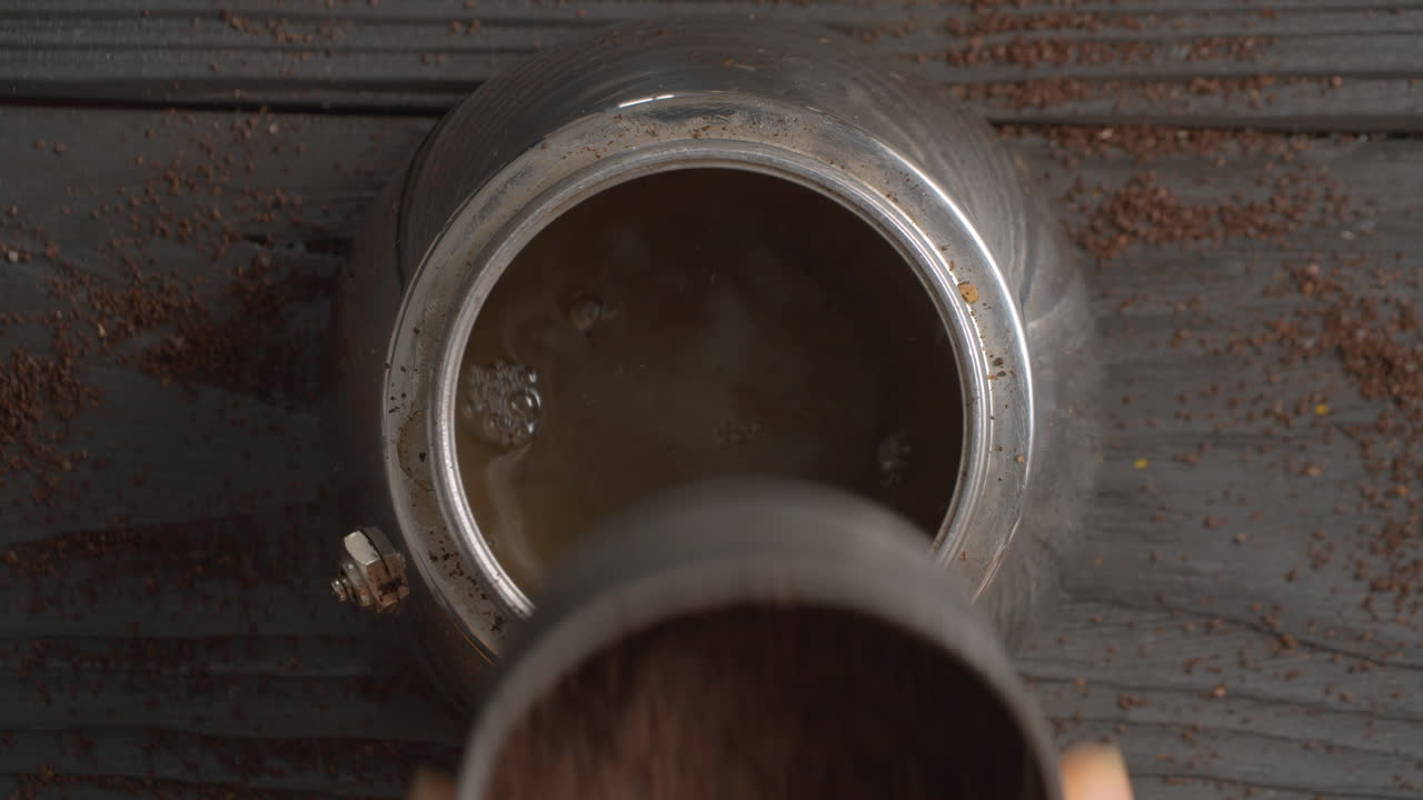 hacer café con canela en una olla de moka