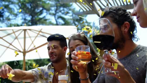 un grupo de amigos celebrando con bebidas
