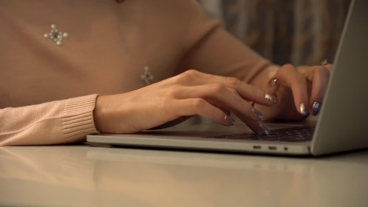 mujer trabajando en una computadora portátil con café