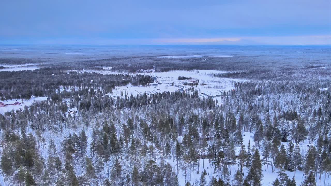 Lapplands skog, småby om vinteren på dagtid – 4K dronevideo