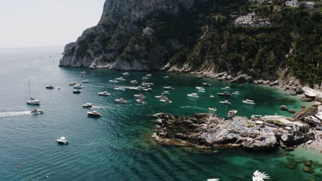 Luftaufnahme-Der-Einzigartigen-Küste-Italiens-Voller-Boote-Und-Touristenorte