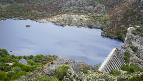 Stausee-Vega-De-Tera,-Zamora,-Spanien,-Panoramaschwenk-über-Das-Wasser