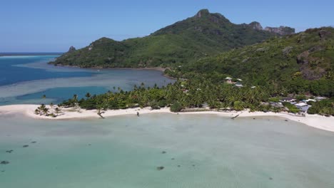 la antena gira para revelar la pequeña isla tropical de maupiti en la polinesia