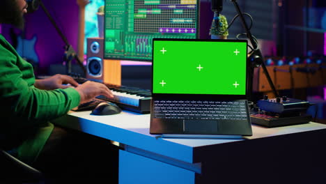 productor editando sus archivos de audio y grabaciones en la interfaz de pc digital