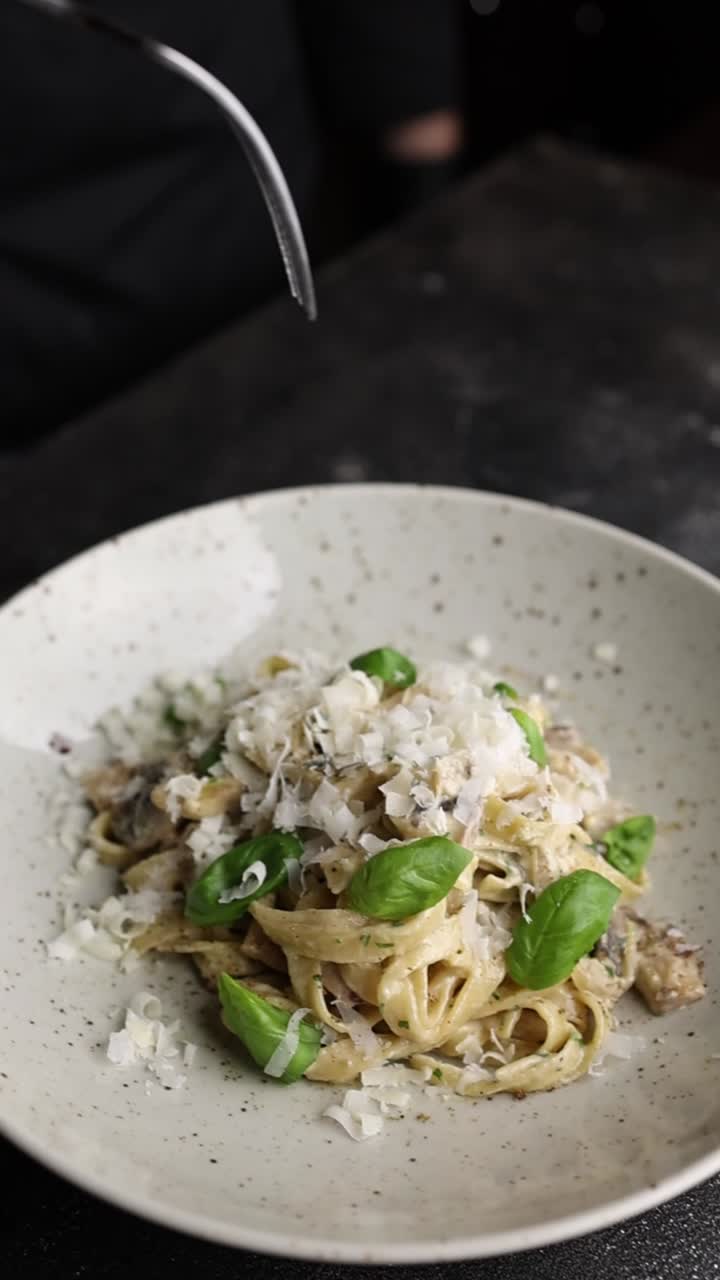 크림 버섯 tagliatelle와 바질