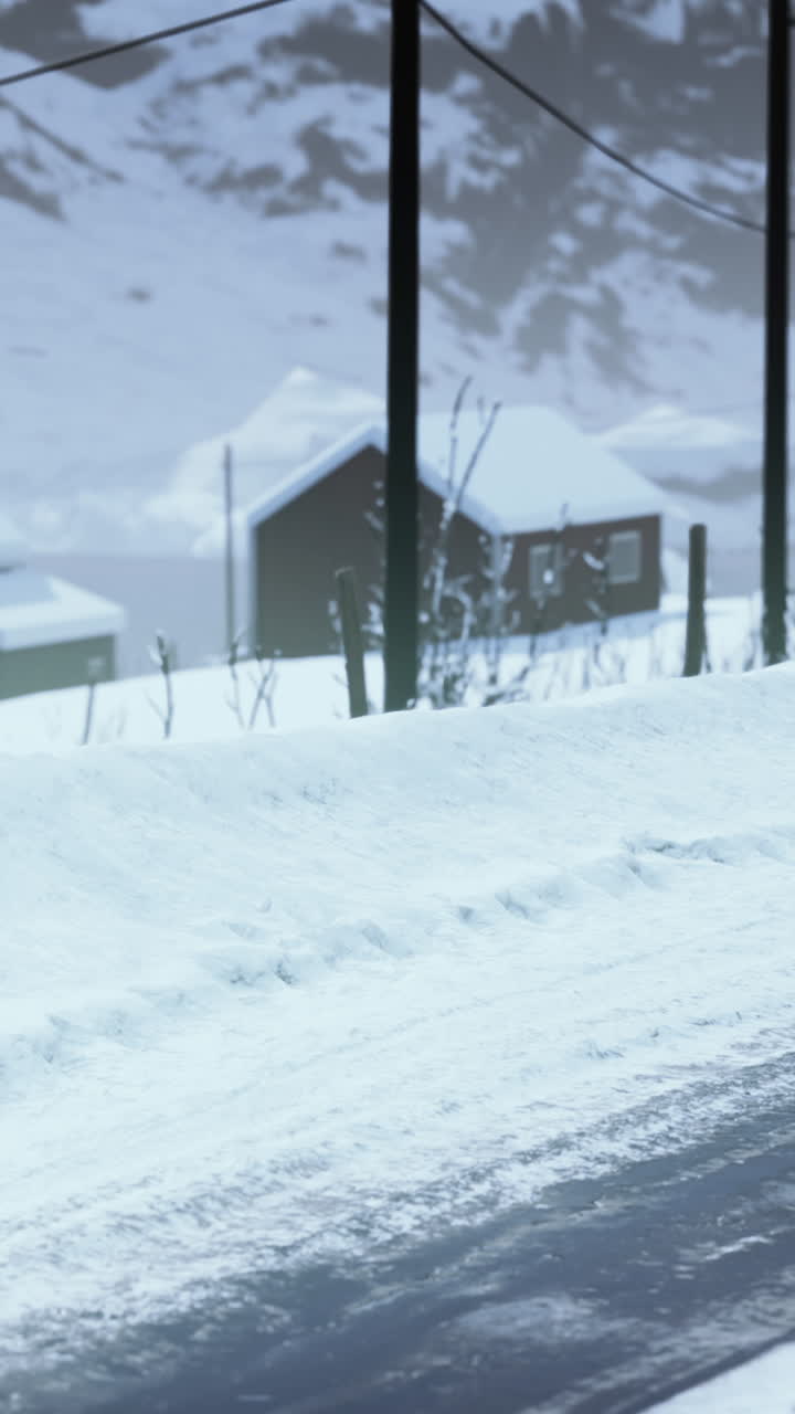 산 속 의 오두막 으로 가는 눈 인 길